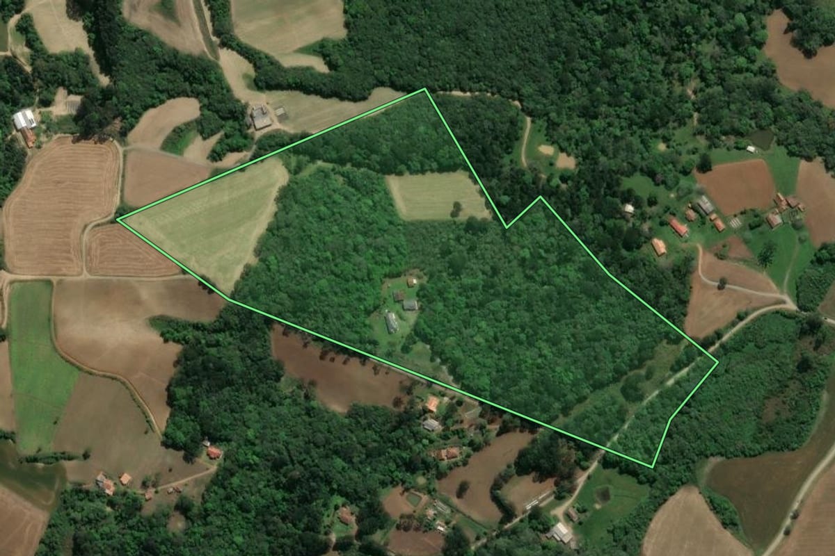 Imagem de satélite do imóvel rural em Guamiranga (PR), com o contorno declarado no CAR desenhado por cima.
