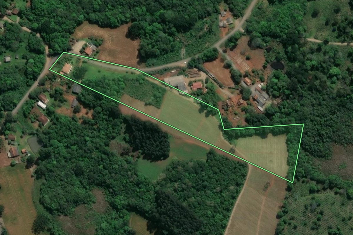 Imagem de satélite do imóvel rural em Guamiranga (PR), com o contorno declarado no CAR desenhado por cima.
