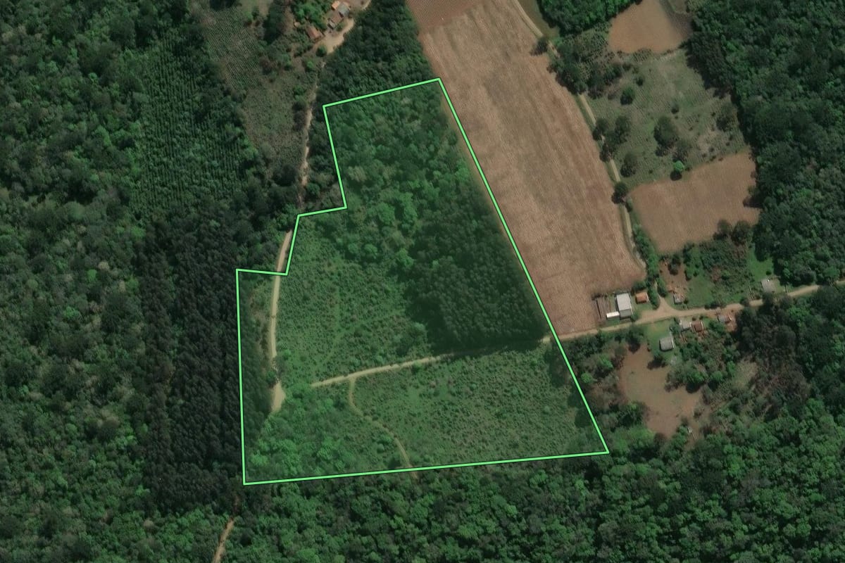 Imagem de satélite do imóvel rural em Guamiranga (PR), com o contorno declarado no CAR desenhado por cima.
