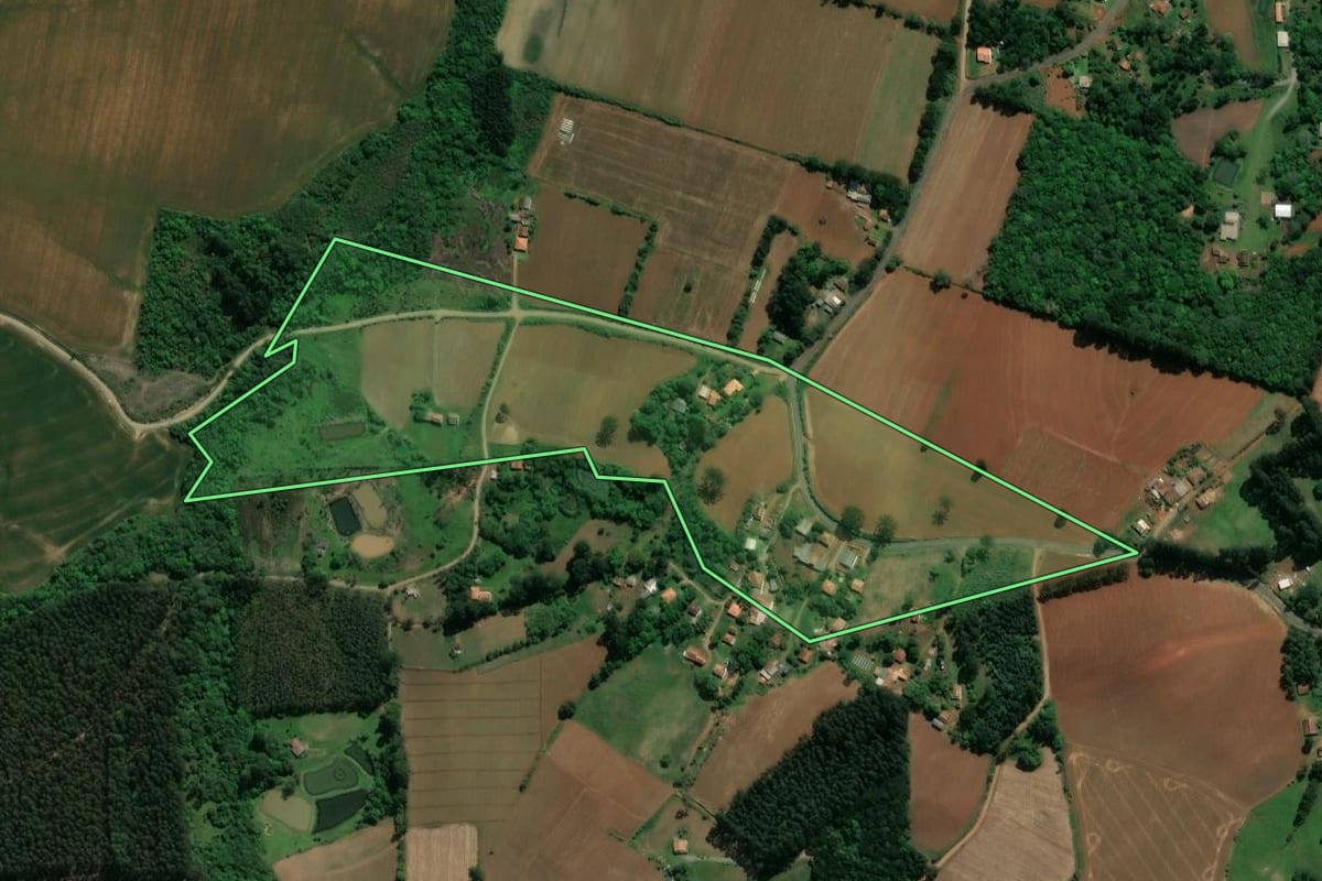 Imagem de satélite do imóvel rural em Guamiranga (PR), com o contorno declarado no CAR desenhado por cima.