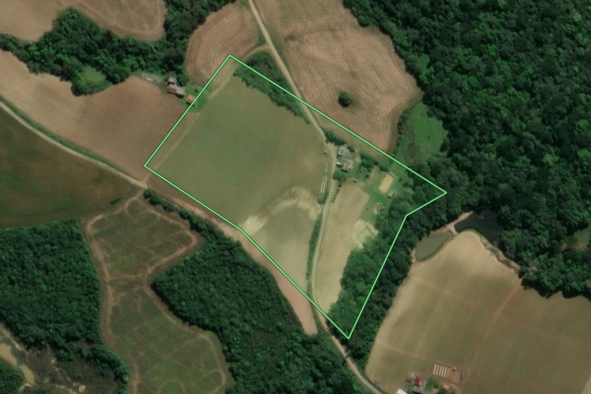 Imagem de satélite do imóvel rural em Guamiranga (PR), com o contorno declarado no CAR desenhado por cima.