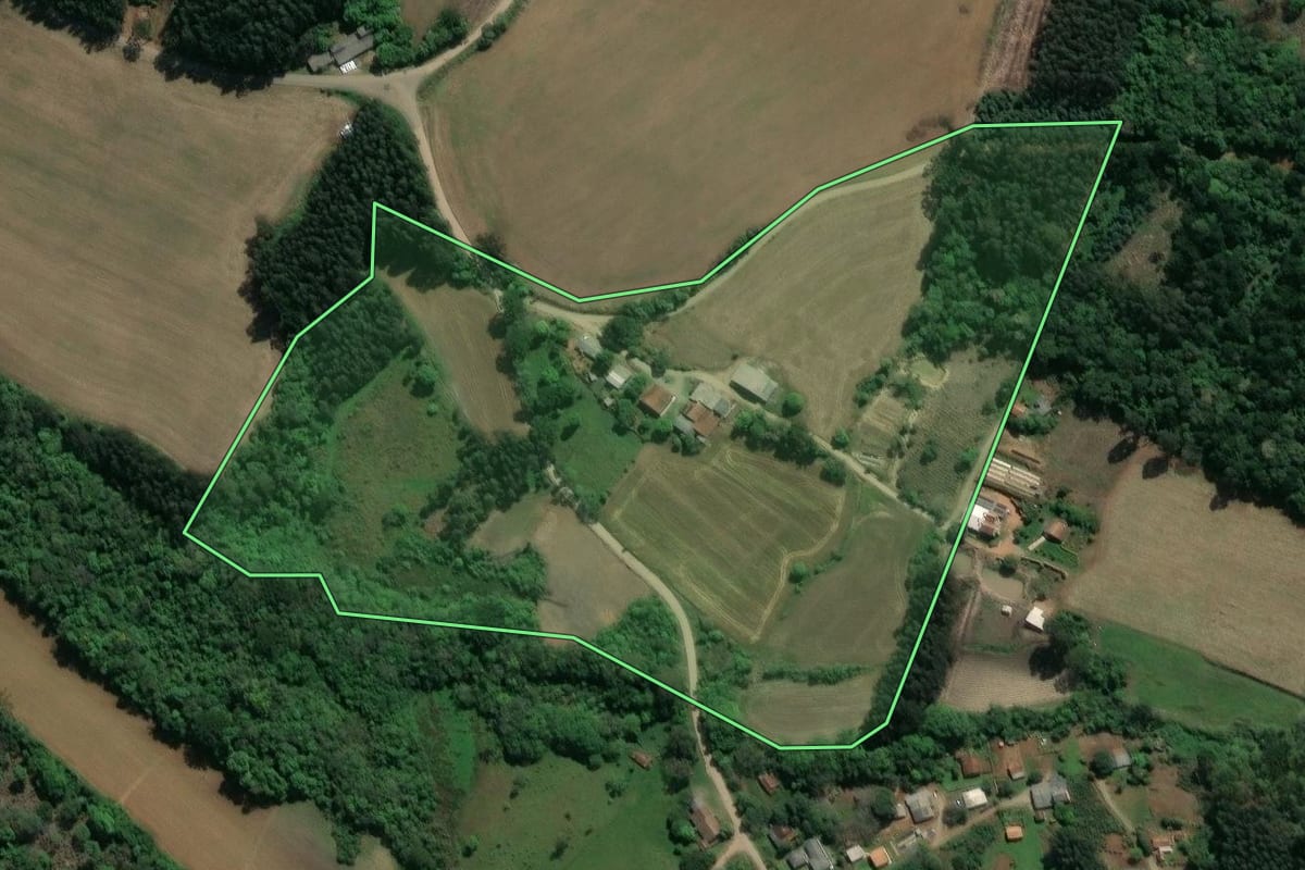 Imagem de satélite do imóvel rural em Guamiranga (PR), com o contorno declarado no CAR desenhado por cima.