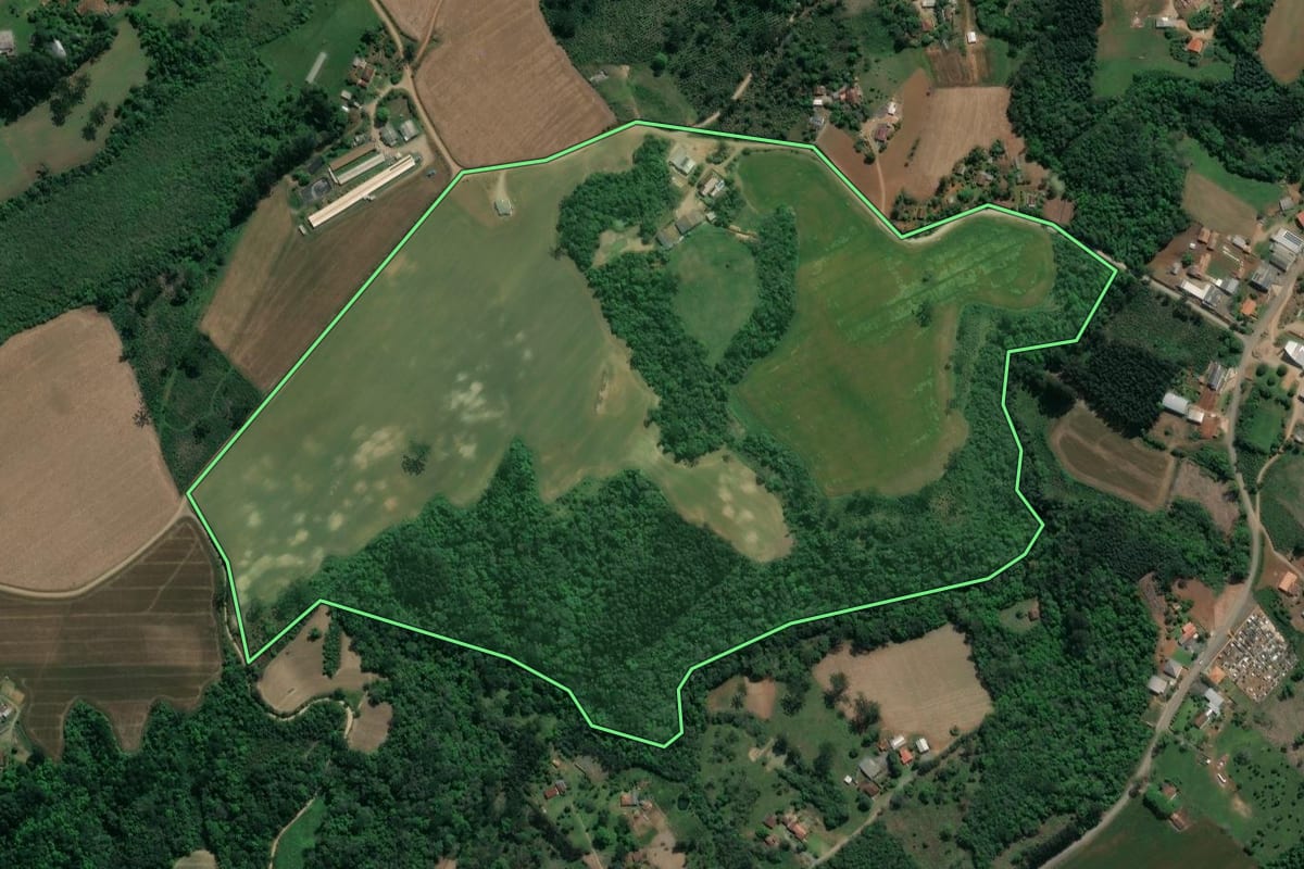 Imagem de satélite do imóvel rural em Guamiranga (PR), com o contorno declarado no CAR desenhado por cima.