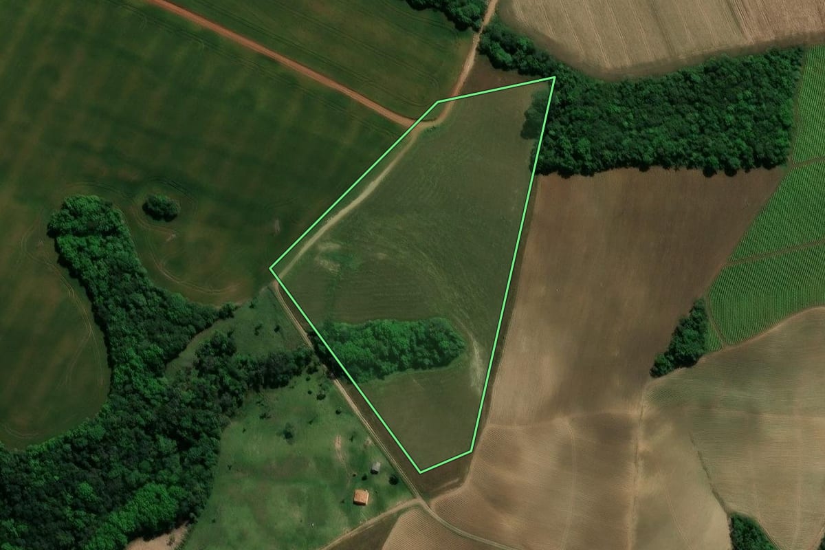 Imagem de satélite do imóvel rural em Guamiranga (PR), com o contorno declarado no CAR desenhado por cima.