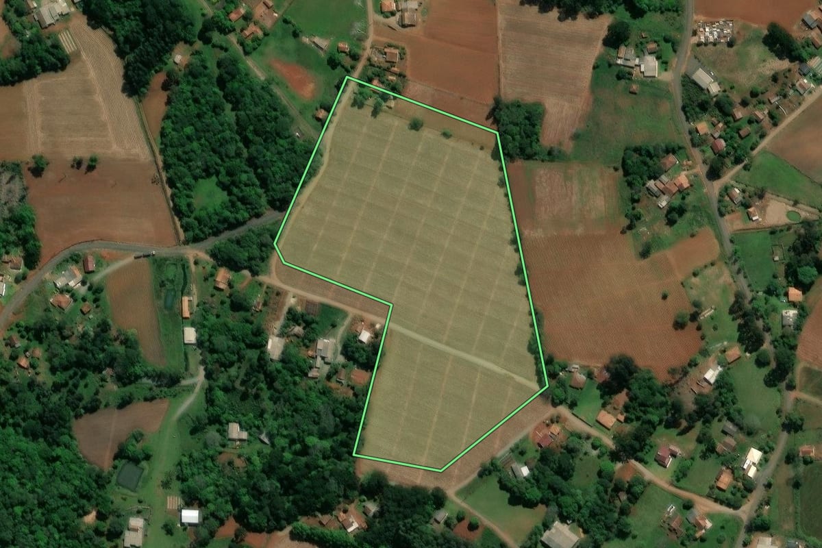 Imagem de satélite do imóvel rural em Guamiranga (PR), com o contorno declarado no CAR desenhado por cima.