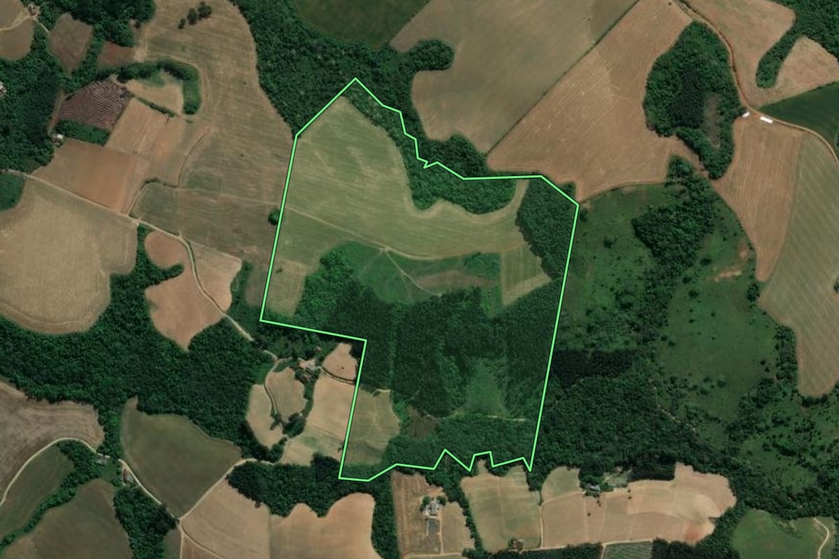 Imagem de satélite do imóvel rural em Guamiranga (PR), com o contorno declarado no CAR desenhado por cima.
