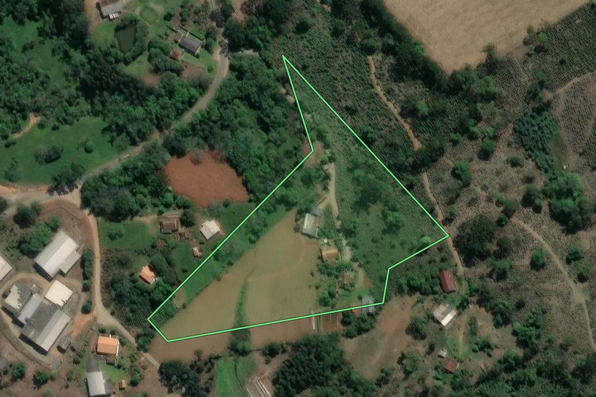 Imagem de satélite do imóvel rural em Guamiranga (PR), com o contorno declarado no CAR desenhado por cima.