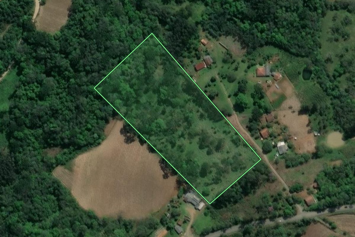 Imagem de satélite do imóvel rural em Guamiranga (PR), com o contorno declarado no CAR desenhado por cima.