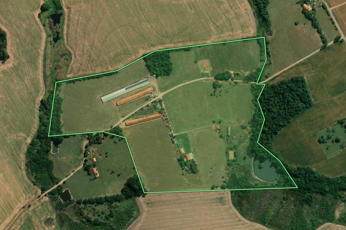 Imagem de satélite do imóvel rural em Guapirama (PR), com o contorno declarado no CAR desenhado por cima.