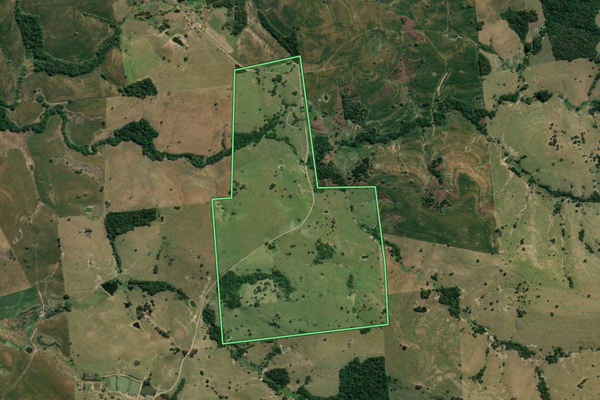 Imagem de satélite do imóvel rural em Guapirama (PR), com o contorno declarado no CAR desenhado por cima.