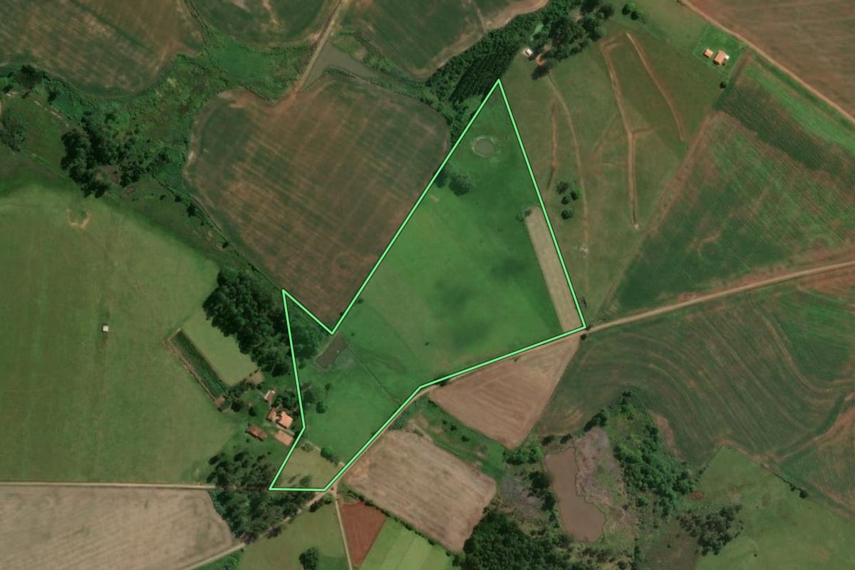 Imagem de satélite do imóvel rural em Guapirama (PR), com o contorno declarado no CAR desenhado por cima.