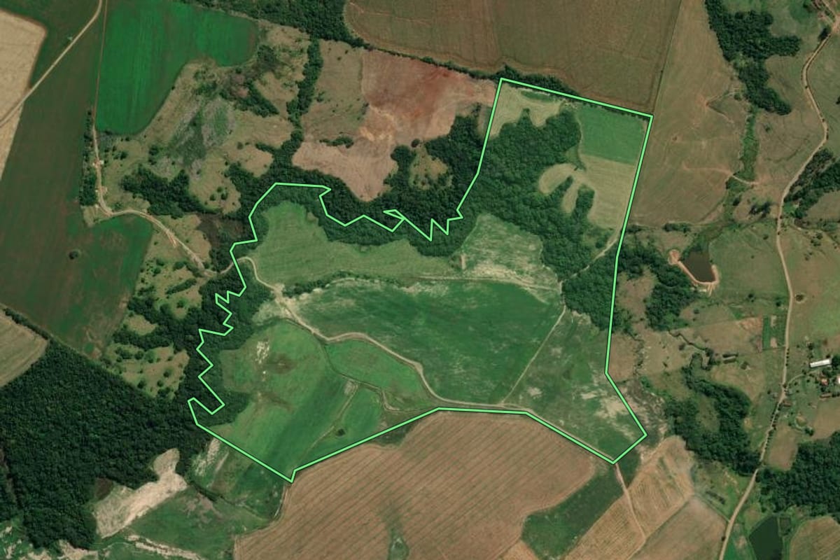 Imagem de satélite do imóvel rural em Guapirama (PR), com o contorno declarado no CAR desenhado por cima.