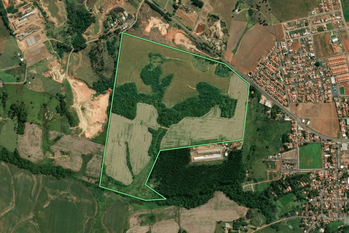 Imagem de satélite do imóvel rural em Guapirama (PR), com o contorno declarado no CAR desenhado por cima.