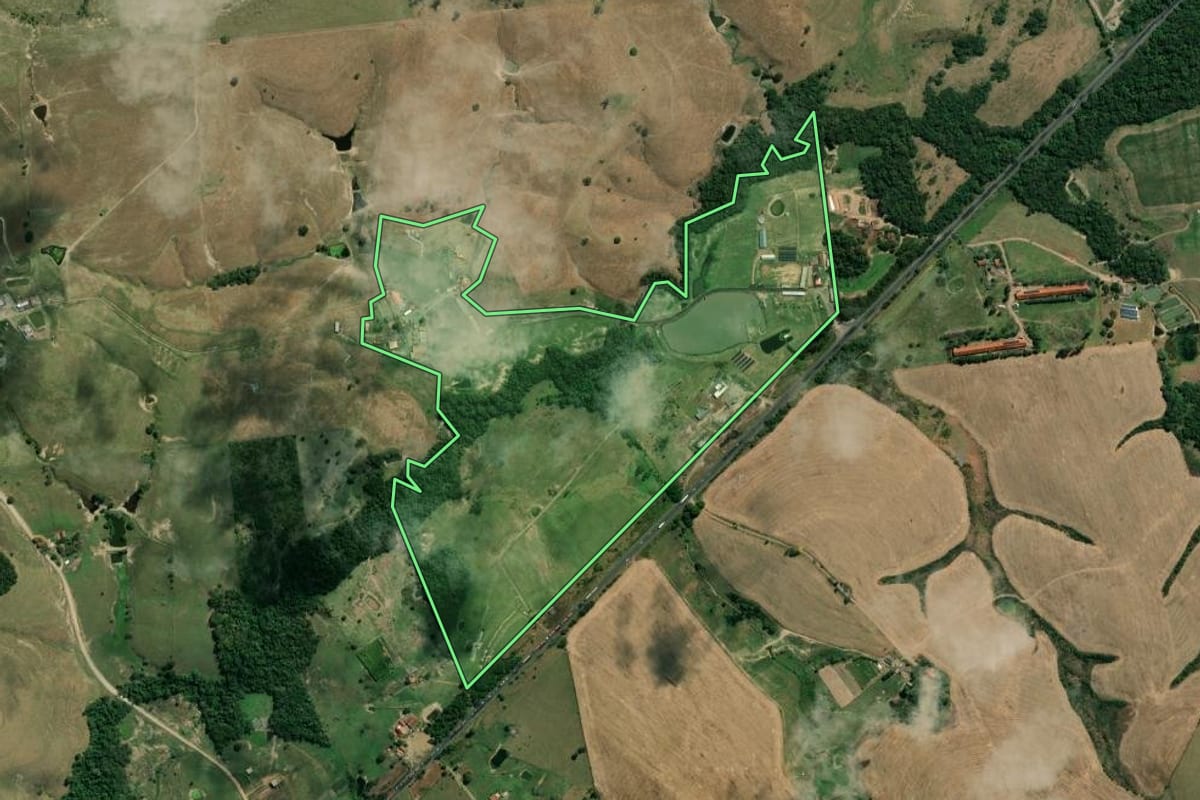 Imagem de satélite do imóvel rural em Guapirama (PR), com o contorno declarado no CAR desenhado por cima.