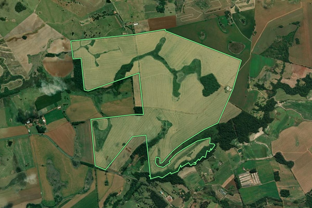 Imagem de satélite do imóvel rural em Guapirama (PR), com o contorno declarado no CAR desenhado por cima.