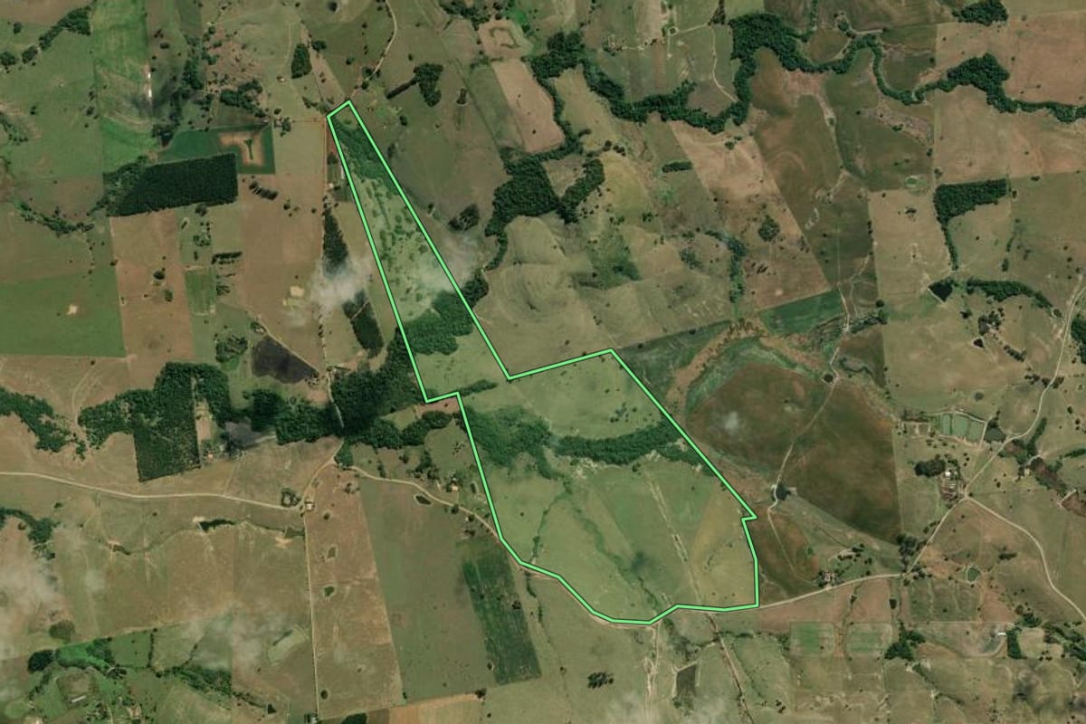 Imagem de satélite do imóvel rural em Guapirama (PR), com o contorno declarado no CAR desenhado por cima.