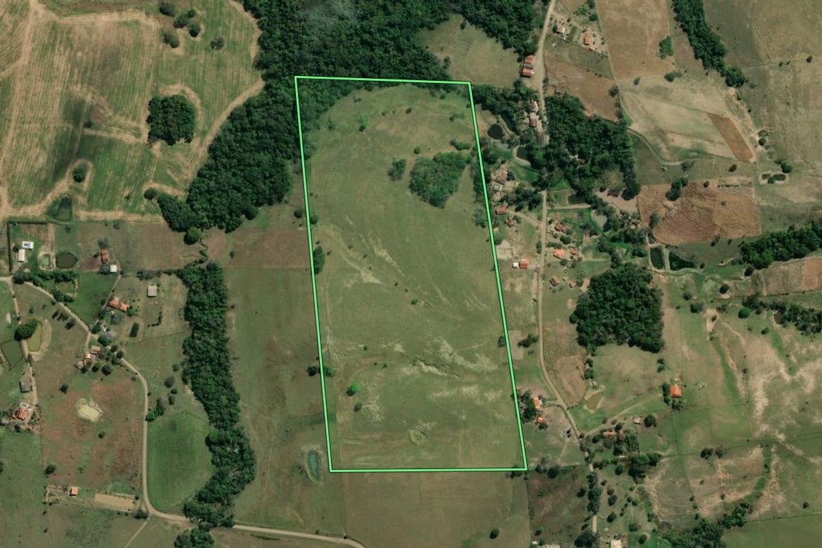 Imagem de satélite do imóvel rural em Guapirama (PR), com o contorno declarado no CAR desenhado por cima.