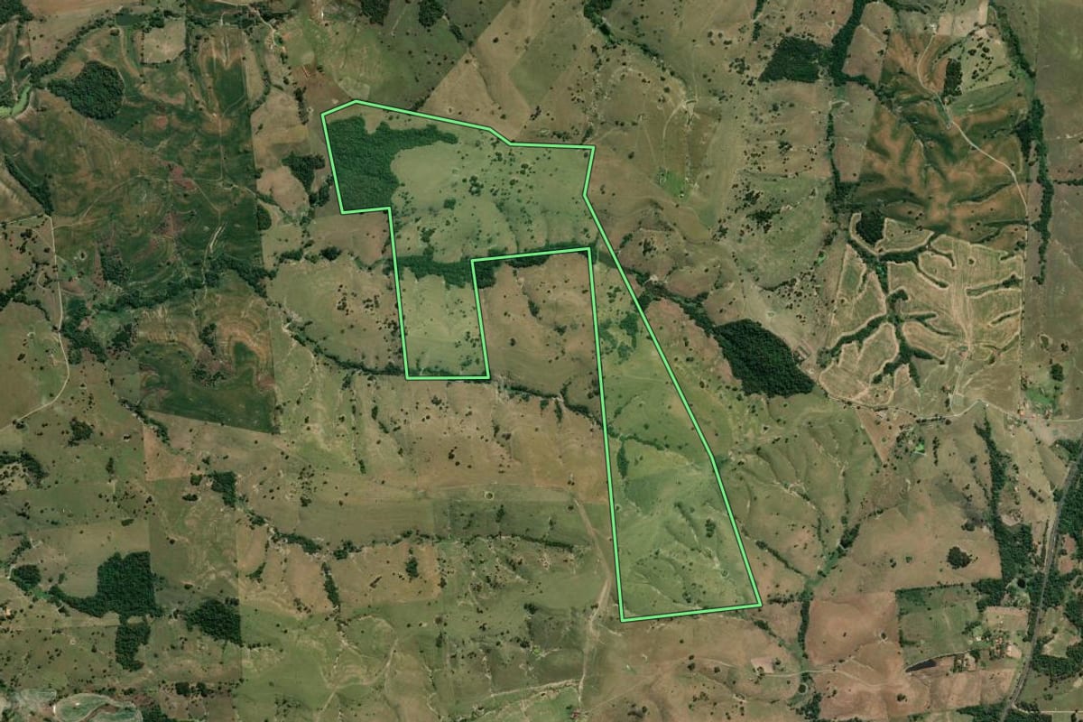 Imagem de satélite do imóvel rural em Guapirama (PR), com o contorno declarado no CAR desenhado por cima.