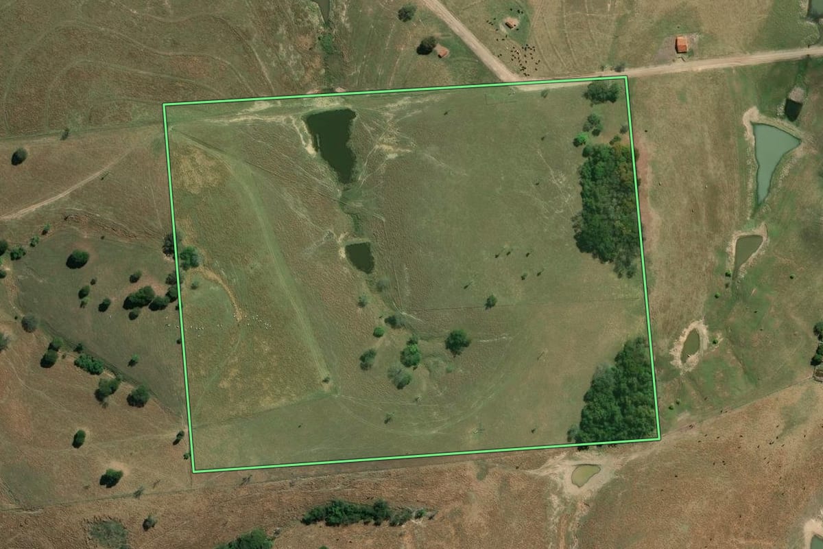 Imagem de satélite do imóvel rural em Guapirama (PR), com o contorno declarado no CAR desenhado por cima.