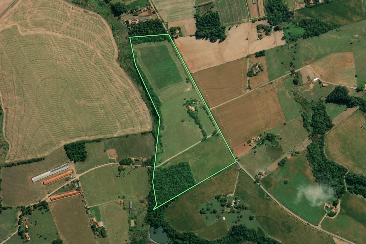 Imagem de satélite do imóvel rural em Guapirama (PR), com o contorno declarado no CAR desenhado por cima.