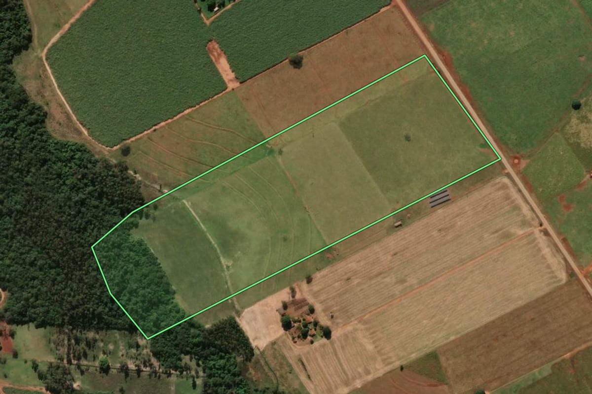 Imagem de satélite do imóvel rural em Guaporema (PR), com o contorno declarado no CAR desenhado por cima.