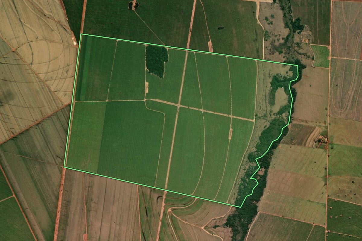 Imagem de satélite do imóvel rural em Guaporema (PR), com o contorno declarado no CAR desenhado por cima.