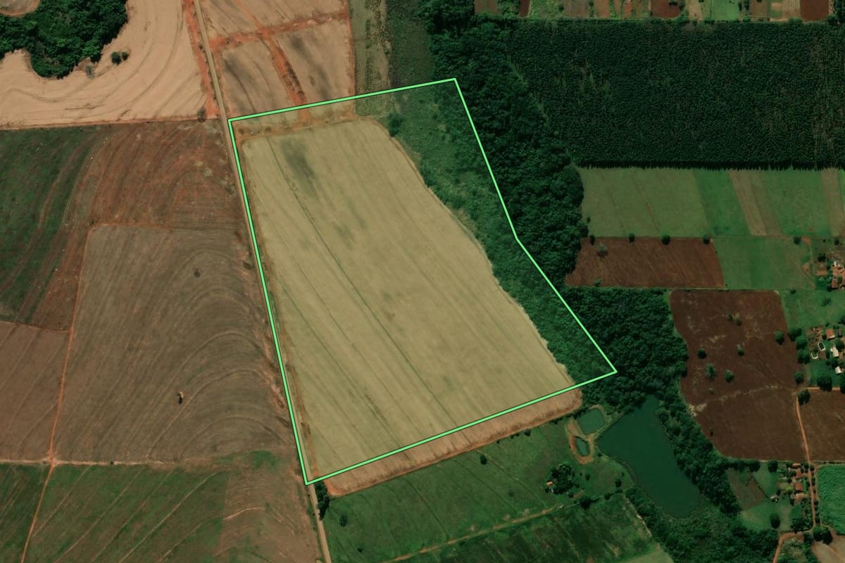 Imagem de satélite do imóvel rural em Guaporema (PR), com o contorno declarado no CAR desenhado por cima.