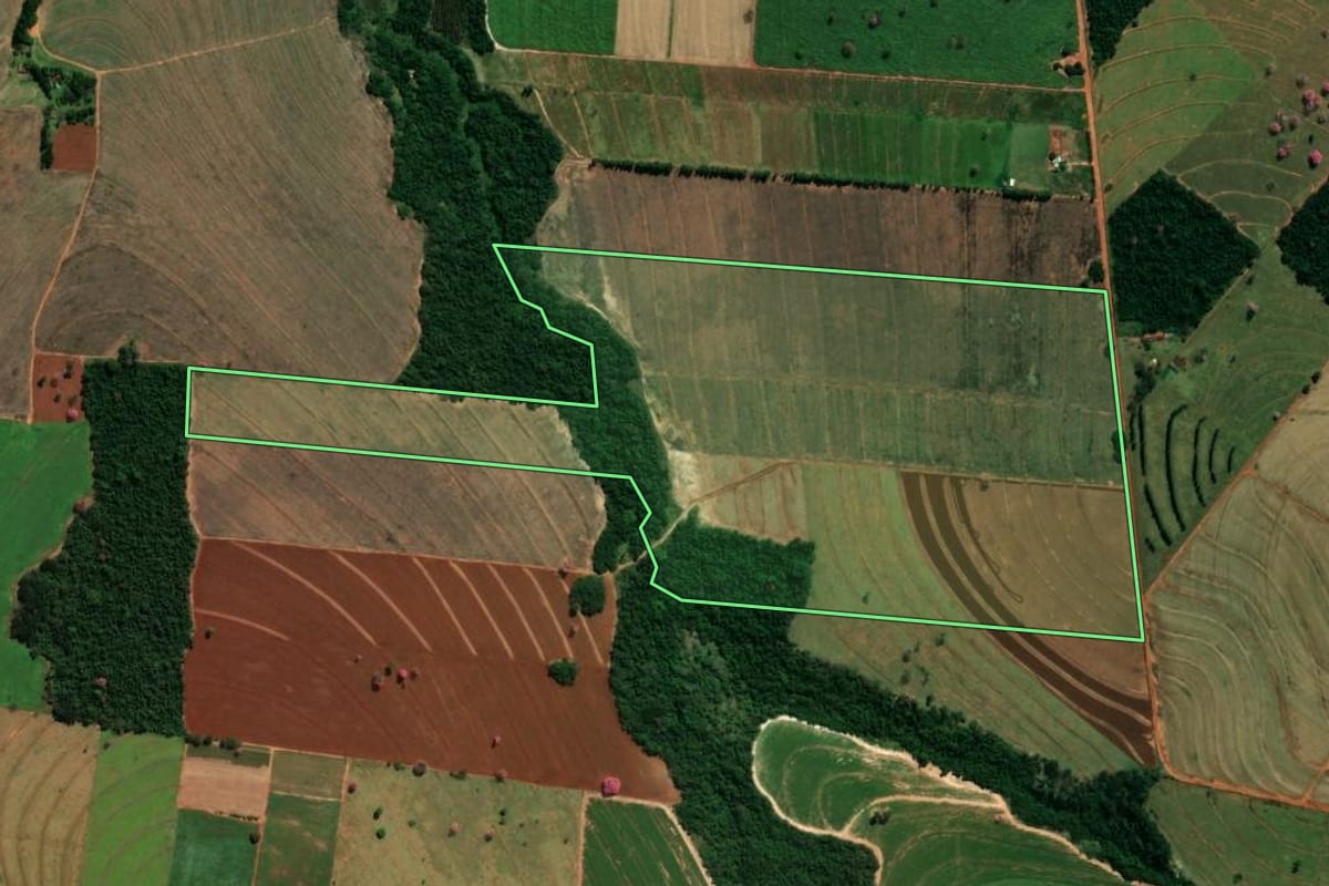 Imagem de satélite do imóvel rural em Guaporema (PR), com o contorno declarado no CAR desenhado por cima.