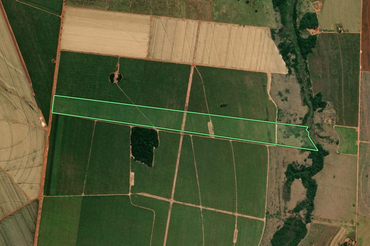 Imagem de satélite do imóvel rural em Guaporema (PR), com o contorno declarado no CAR desenhado por cima.