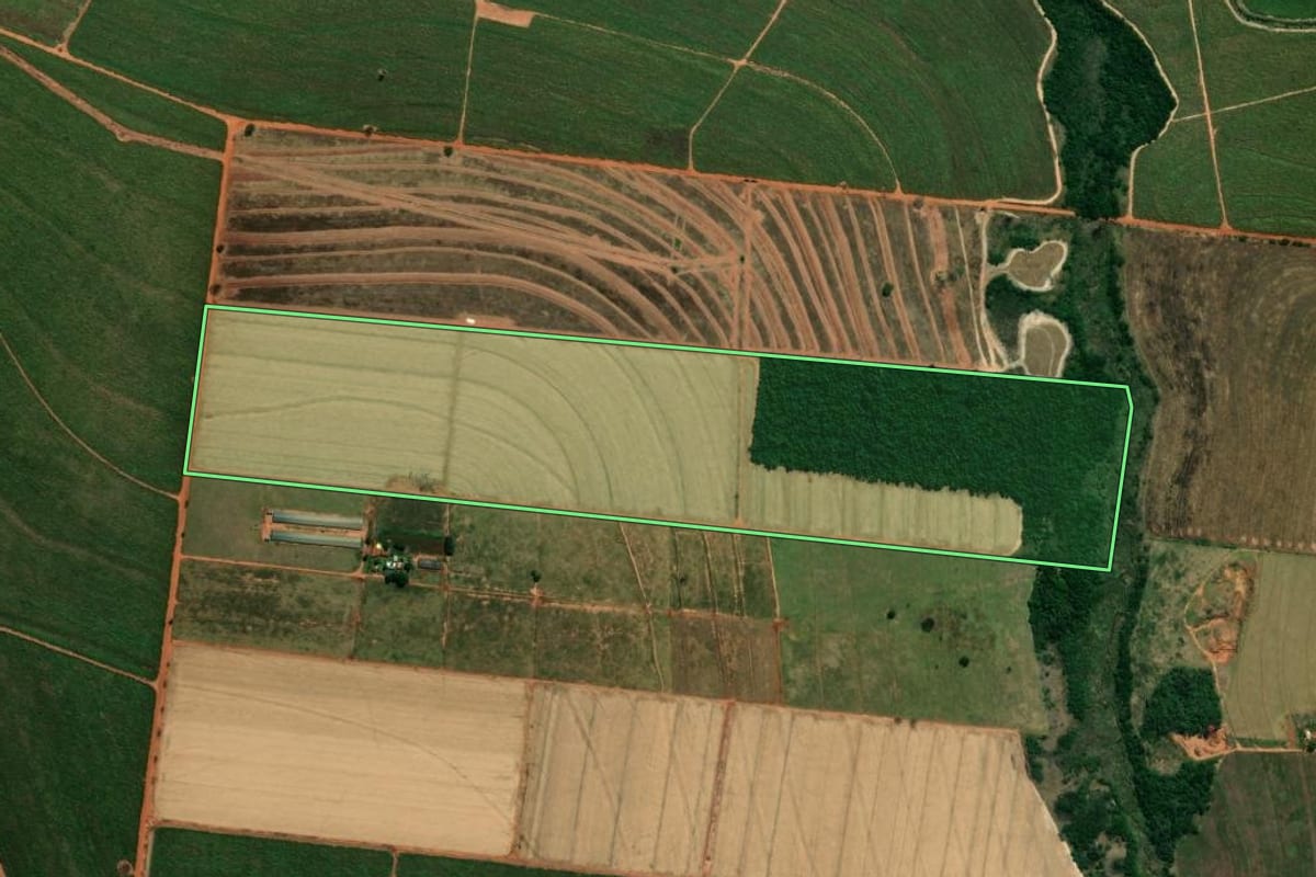 Imagem de satélite do imóvel rural em Guaporema (PR), com o contorno declarado no CAR desenhado por cima.