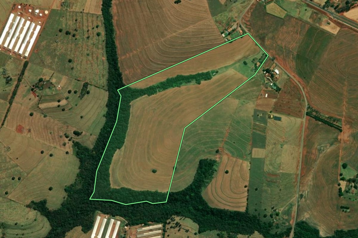 Imagem de satélite do imóvel rural em Guaraci (PR), com o contorno declarado no CAR desenhado por cima.