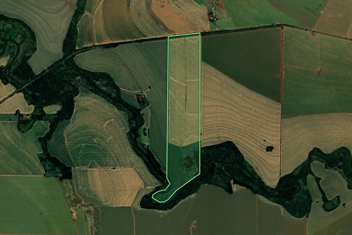 Imagem de satélite do imóvel rural em Guaraci (PR), com o contorno declarado no CAR desenhado por cima.
