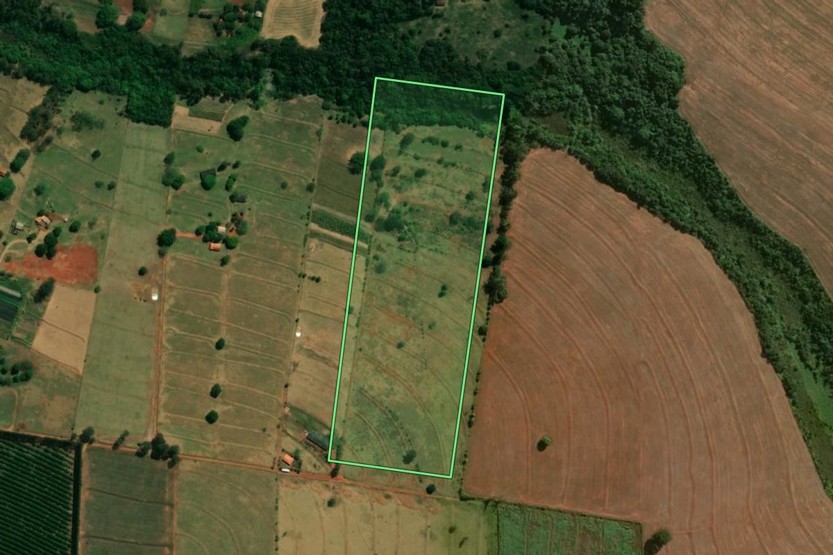 Imagem de satélite do imóvel rural em Guaraci (PR), com o contorno declarado no CAR desenhado por cima.