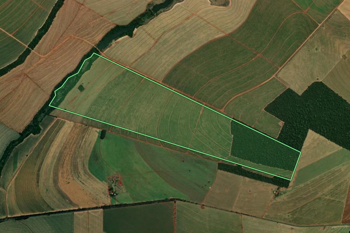 Imagem de satélite do imóvel rural em Guaraci (PR), com o contorno declarado no CAR desenhado por cima.