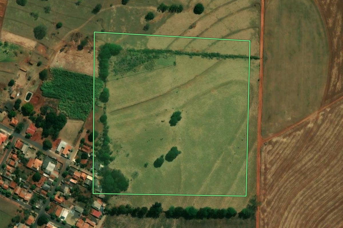 Imagem de satélite do imóvel rural em Guaraci (PR), com o contorno declarado no CAR desenhado por cima.
