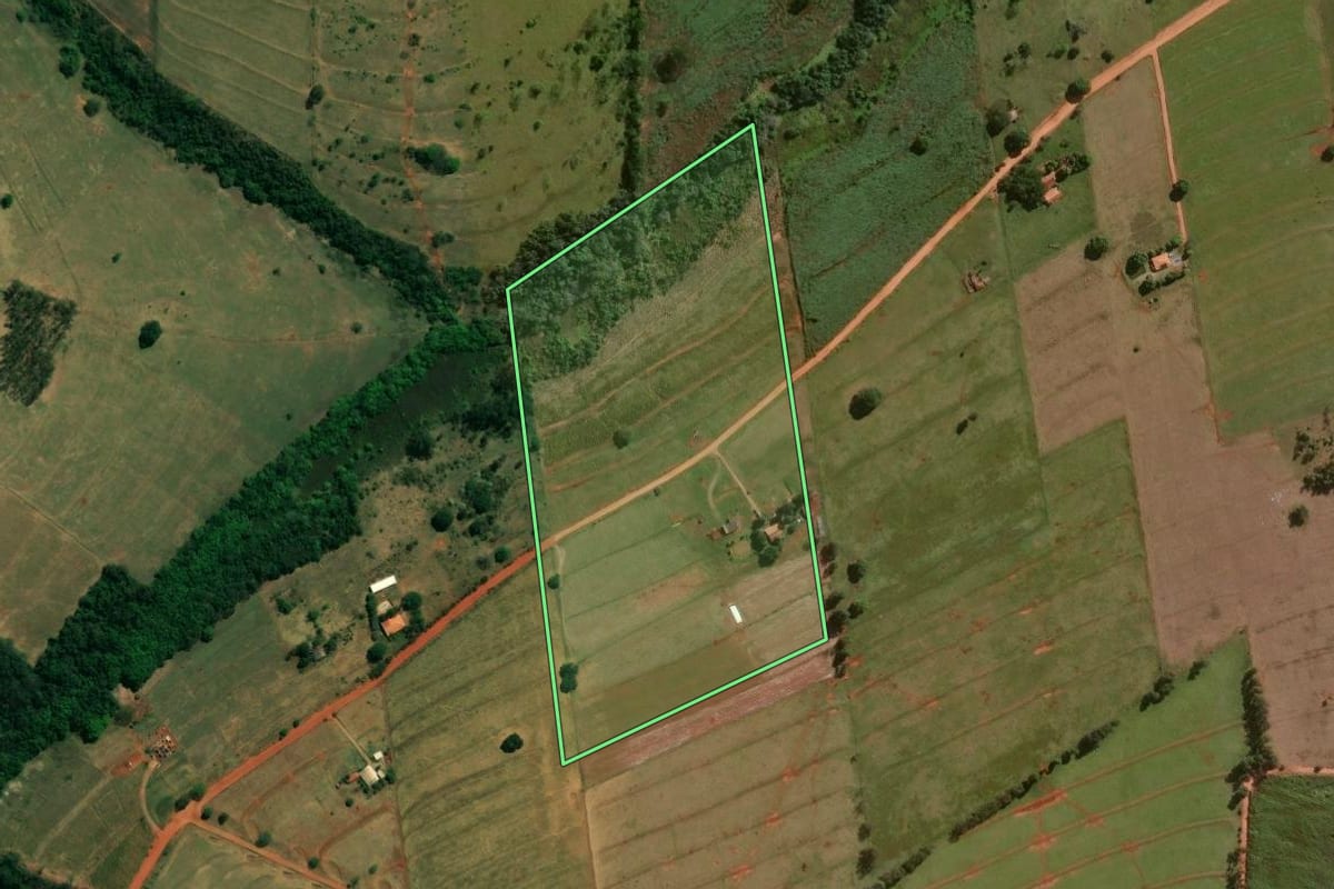 Imagem de satélite do imóvel rural em Guaraci (PR), com o contorno declarado no CAR desenhado por cima.