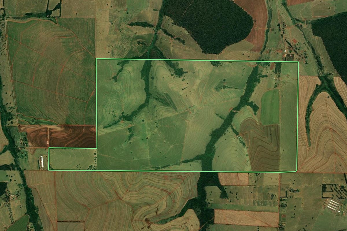 Imagem de satélite do imóvel rural em Guaraci (PR), com o contorno declarado no CAR desenhado por cima.