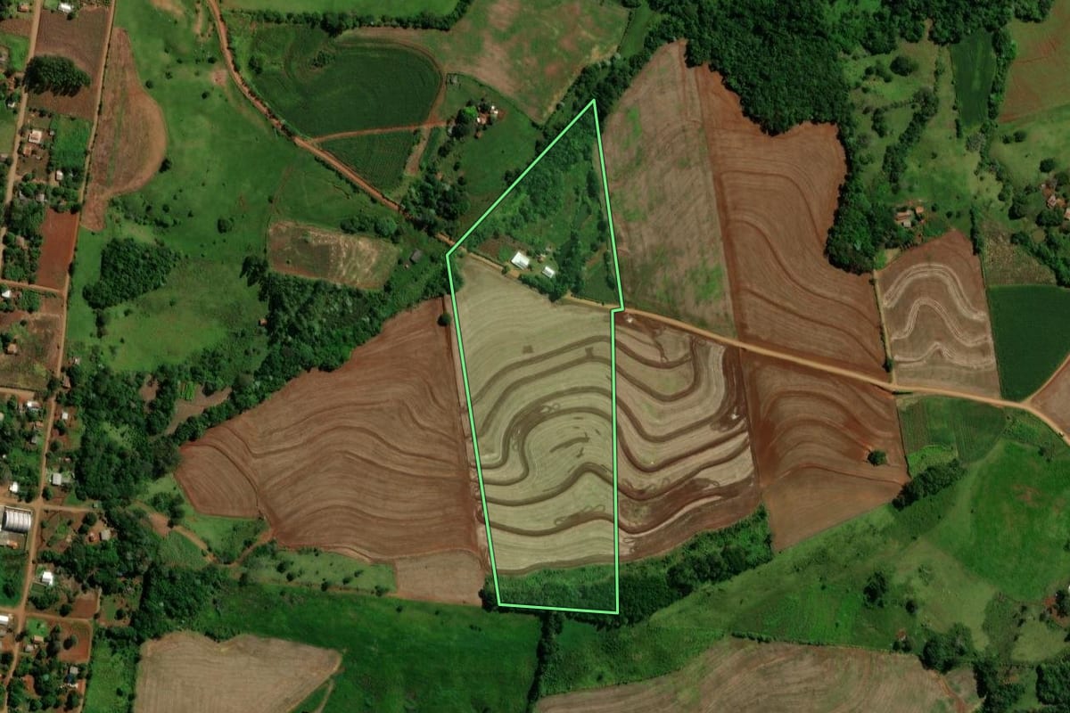 Imagem de satélite do imóvel rural em Guaraniaçu (PR), com o contorno declarado no CAR desenhado por cima.
