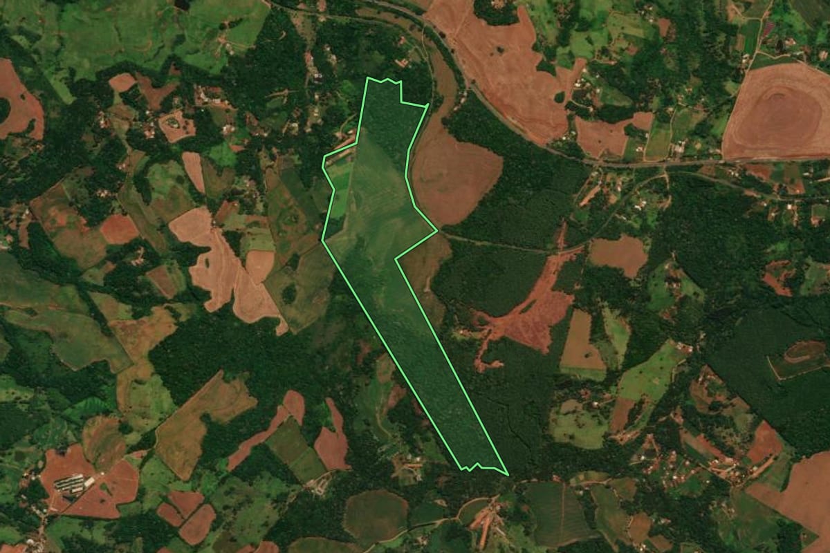 Imagem de satélite do imóvel rural em Guaraniaçu (PR), com o contorno declarado no CAR desenhado por cima.