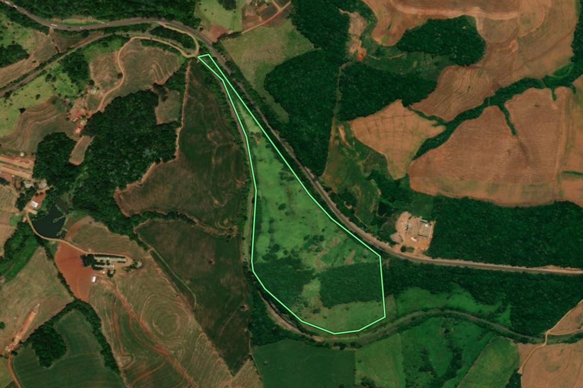 Imagem de satélite do imóvel rural em Guaraniaçu (PR), com o contorno declarado no CAR desenhado por cima.
