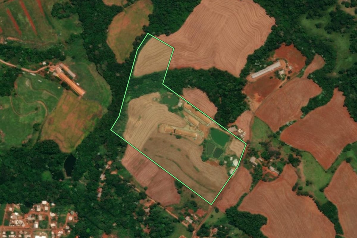 Imagem de satélite do imóvel rural em Guaraniaçu (PR), com o contorno declarado no CAR desenhado por cima.