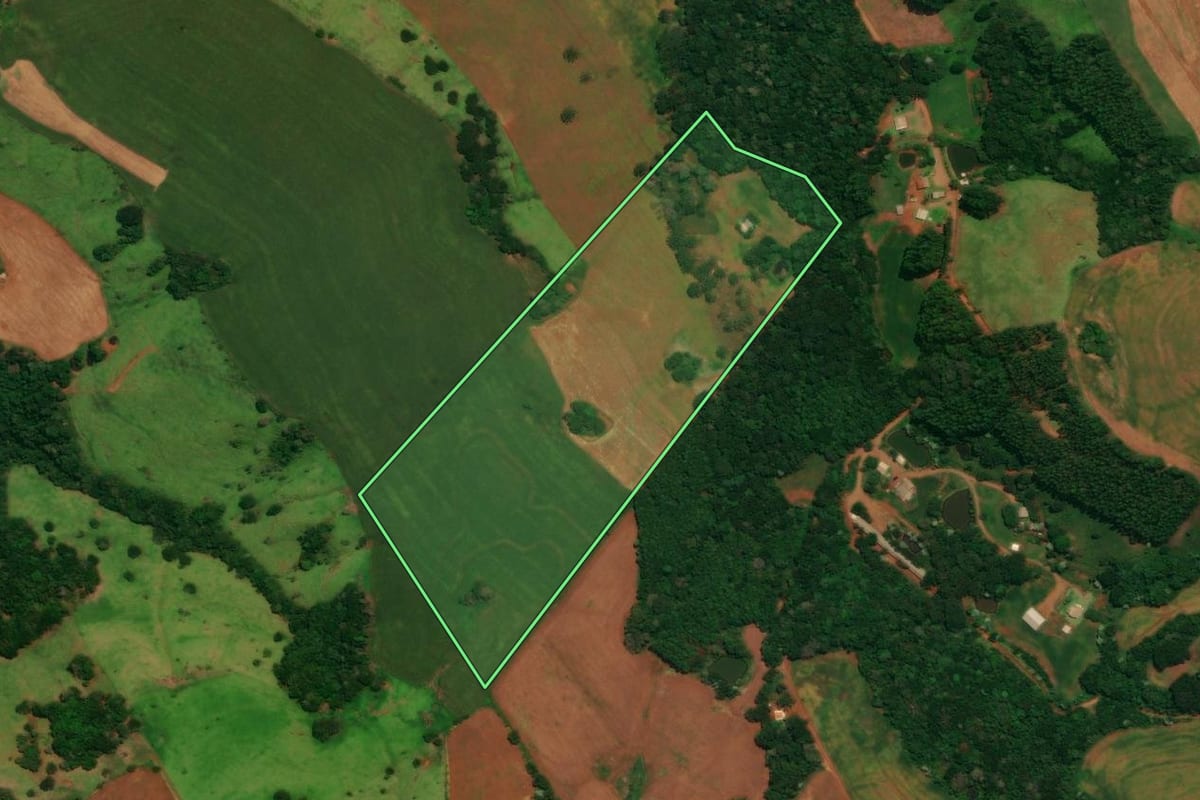 Imagem de satélite do imóvel rural em Guaraniaçu (PR), com o contorno declarado no CAR desenhado por cima.