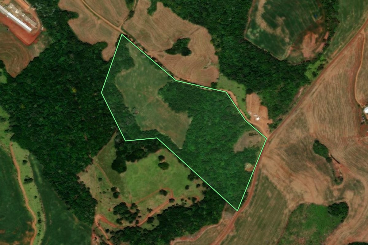 Imagem de satélite do imóvel rural em Guaraniaçu (PR), com o contorno declarado no CAR desenhado por cima.