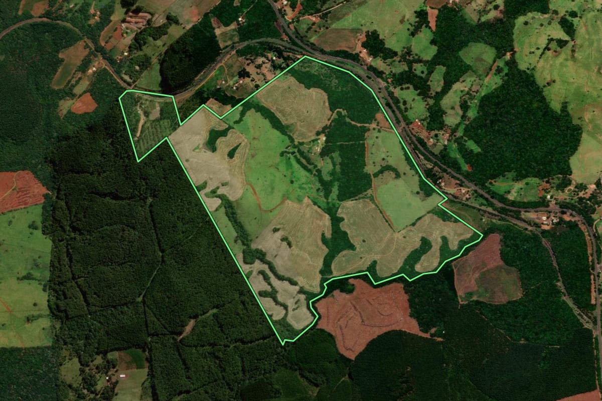 Imagem de satélite do imóvel rural em Guaraniaçu (PR), com o contorno declarado no CAR desenhado por cima.