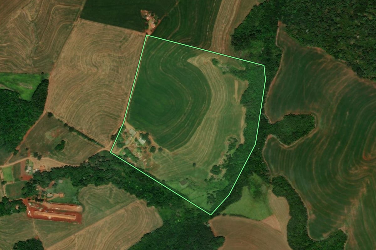 Imagem de satélite do imóvel rural em Guaraniaçu (PR), com o contorno declarado no CAR desenhado por cima.