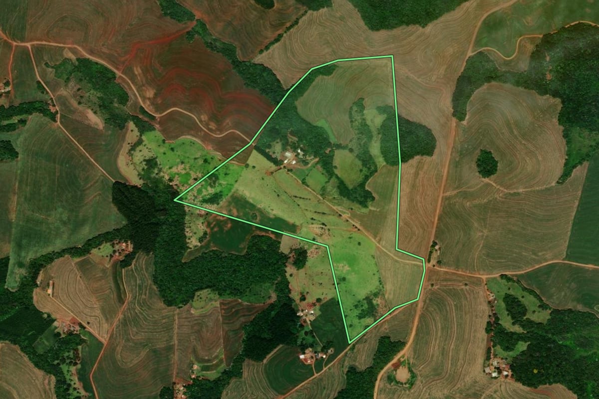 Imagem de satélite do imóvel rural em Guaraniaçu (PR), com o contorno declarado no CAR desenhado por cima.