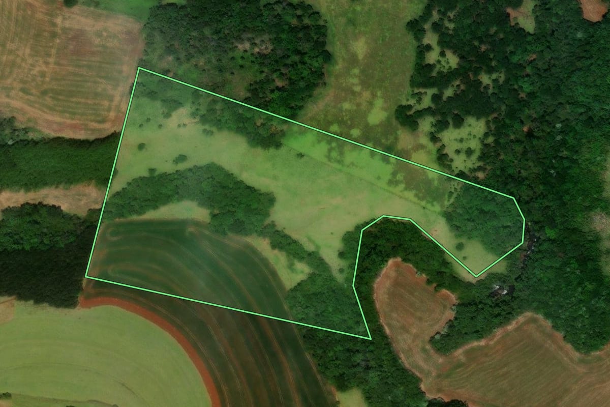Imagem de satélite do imóvel rural em Guaraniaçu (PR), com o contorno declarado no CAR desenhado por cima.