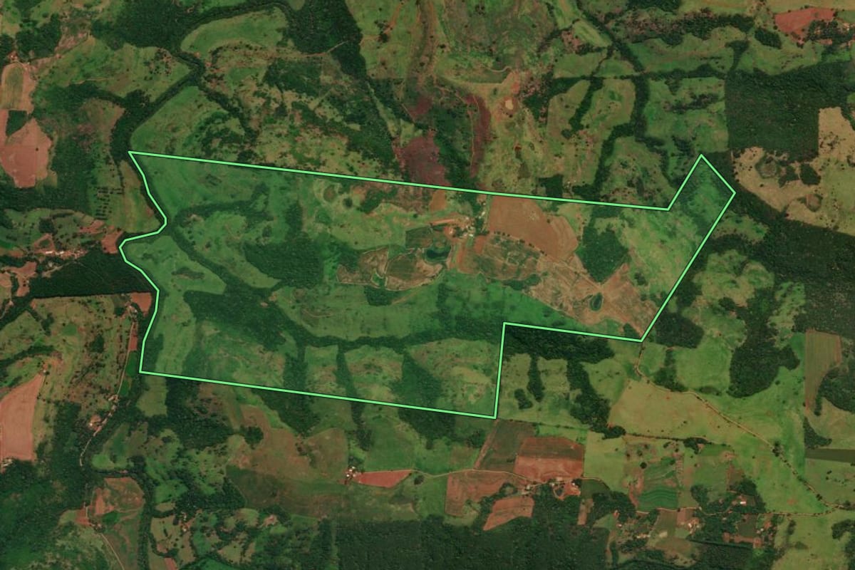 Imagem de satélite do imóvel rural em Guaraniaçu (PR), com o contorno declarado no CAR desenhado por cima.