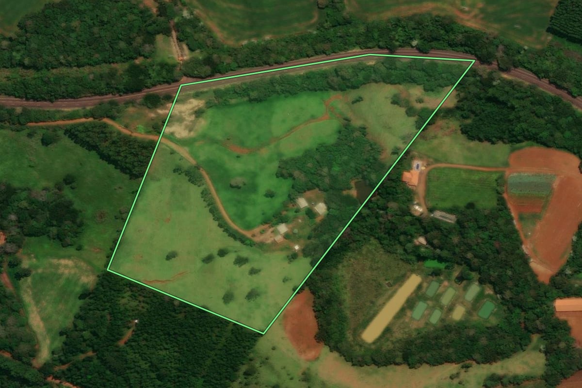 Imagem de satélite do imóvel rural em Guaraniaçu (PR), com o contorno declarado no CAR desenhado por cima.