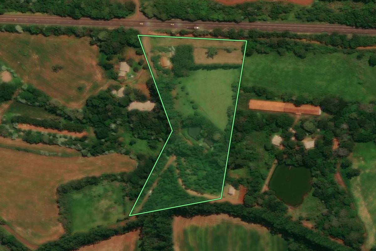 Imagem de satélite do imóvel rural em Guaraniaçu (PR), com o contorno declarado no CAR desenhado por cima.